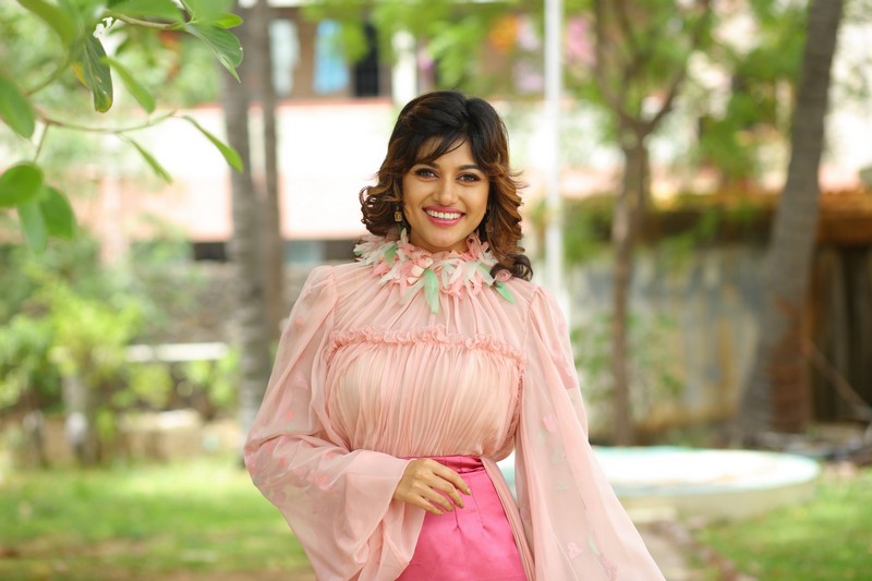 Actress Oviya Latest Photos
