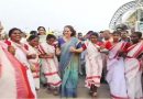 தேர்தல் பிரசாரத்தின் போது ஜார்க்கண்ட் பெண்களுடன் நடனம் ஆடிய பிரியங்கா காந்தி