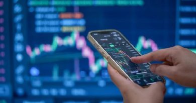 Bank Stocks Fall, HDFC Bank Shows Slight Gain