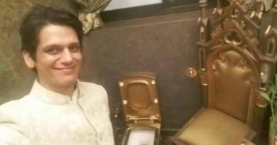 Vijay Varma Shares Throwback Selfie with Bachchan