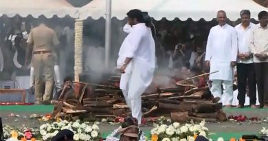 அஜித் பவாரின் உடல் அரசு மரியாதையுடன் தகனம் செய்யப்பட்டது