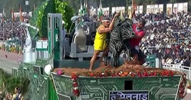 77 வது குடியரசு தின கொண்டாட்டம் – ஜல்லிக்கட்டு காளையுடன் பயணித்த தமிழக அரசு வாகனம்