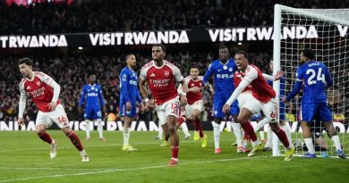Arsenal Beat Chelsea to Stay Top