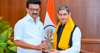 கவர்னர் ஆர்.என்.ரவிக்கு மலர் கொத்து கொடுத்து வாழ்த்து தெரிவித்த முதலமைச்சர் மு.க.ஸ்டாலின்