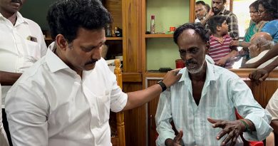 விஜய்யின் வாகனத்தை பின் தொடர்ந்து உயிரிழந்த கல்லூரி மாணவரின் இல்லத்திற்கு சென்று ஆறுதல் கூறிய அமைச்சர் மகேஷ் பொய்யாமொழி!