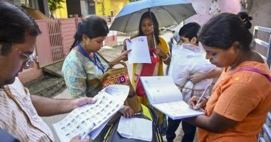 West Bengal Workers Rush Home for Voting