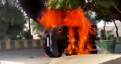 நொய்டாவில் தொழிலாளர்கள் நடத்திய போராட்டத்தின் வன்முறை!