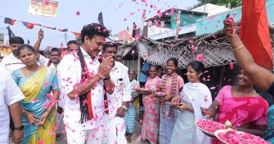 அமைச்சர் மகேஷ் பொய்யாமொழிக்கு மலர் தூவி உற்சாக வரவேற்பு அளித்த பொதுமக்கள்!