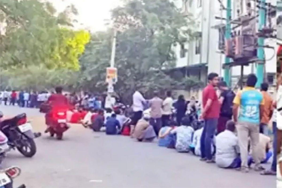 எல்கேஜி சேர்க்கை விண்ணப்பம் பெற விடிய விடிய காத்திருந்த பெற்றோர்கள்!
