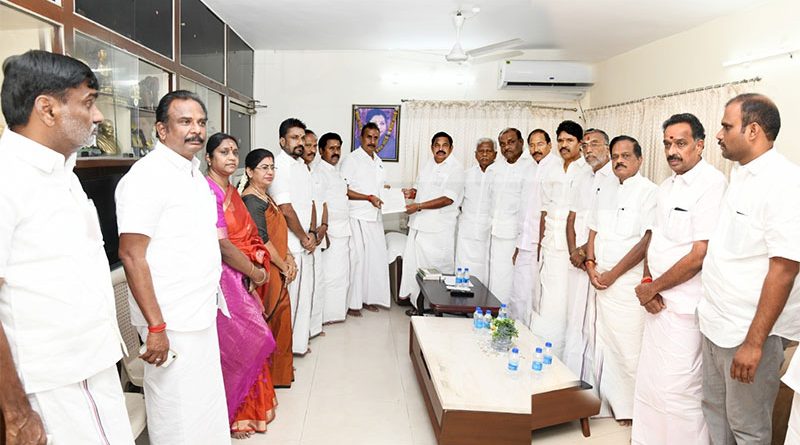 எடப்பாடி பழனிசாமி – எஸ்.பி.வேலுமணி அணியினர் ஒன்றிணைந்தனர்