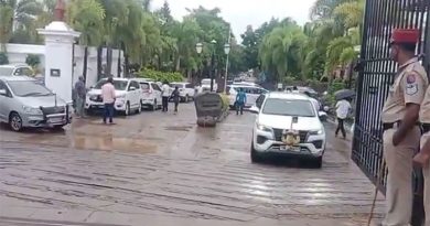 புதுச்சேரி சொகுசு விடுதியில் தங்க வைக்கப்பட்டிருந்த அதிமுக எம்.எல்.ஏக்கள் வெளியேற்றம்!