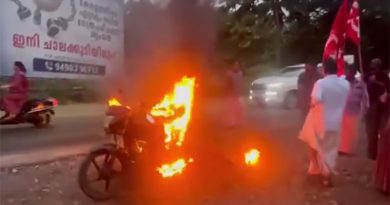 பெட்ரோல், டீசல் விலை ஏற்றத்திற்கு எதிர்ப்பு – கேரளாவில் பைக்கை தீயிட்டு கொளுத்தி சிபிஐ தொழிலாளர்கள் போராட்டம்