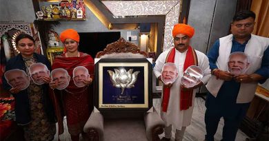 பிரதமர் மோடிக்கு பரிசளிக்க 3 கிலோ வெள்ளி தாமரையை வடிவமைத்த பா.ஜ.க தொண்டர்!