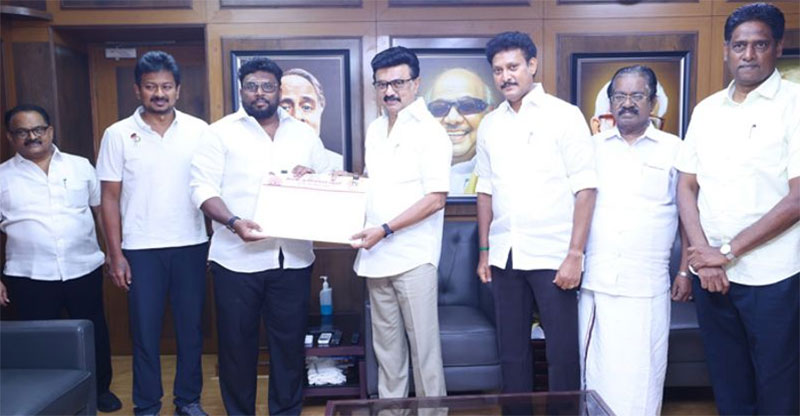 இளைஞர் காங்கிரஸ் முன்னாள் பொதுச்செயலாளர் அலீம் அல் புகாரி மு.க.ஸ்டாலின் முன்னிலையில் திமுகவில் இணைந்தார்!