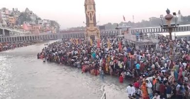 கங்கா தசரா பண்டிகை – கங்கை நதியில் புனித நீராடிய பக்தர்கள்
