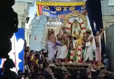 காஞ்சிபுரம் ஸ்ரீ வரதராஜ பெருமாள் கோவிலில் கருட சேவை வைபவம் விமரிசையாக நடைபெற்றது