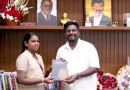 பள்ளிக் கல்வித்துறை அமைச்சருக்கு வாழ்த்து பாடல் பாடிய பள்ளி மாணவிக்கு பரிசு