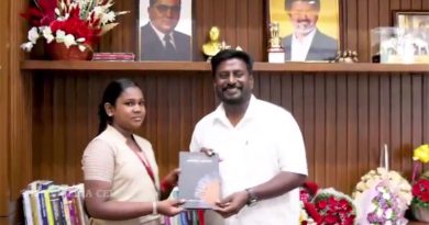பள்ளிக் கல்வித்துறை அமைச்சருக்கு வாழ்த்து பாடல் பாடிய பள்ளி மாணவிக்கு பரிசு