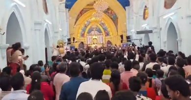 விஜய் ரசிகர்களால் தடைபட்ட வேளாங்கண்ணி பேராலய அதிகாலை திருப்பலி பூஜை!