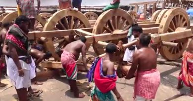 பூரி ஜெகந்நாதர் ரத யாத்திரைக்காக தயாராகும் மூன்று பிரமாண்ட தேர்கள்