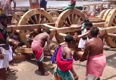 பூரி ஜெகந்நாதர் ரத யாத்திரைக்காக தயாராகும் மூன்று பிரமாண்ட தேர்கள்
