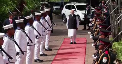 சீஷெல்ஸ் நாட்டில் பிரதமர் மோடிக்கு ராணுவ அணிவகுப்புடன் கூடிய அரச மரியாதை வழங்கப்பட்டது