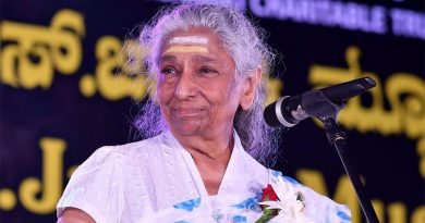 மறைந்த பின்னணிப் பாடகி எஸ்.ஜானகி உடல் பொதுமக்கள் அஞ்சலிக்காக மைசூர் மகாராஜ கல்லூரி மைதானத்தில் வைக்கப்பட்டது