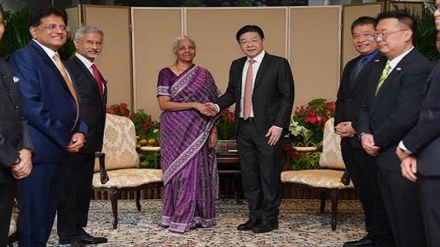Indian Finance Minister Meets Singapore Prime Minister