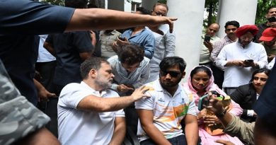 Rahul Gandhi protests pellet injuries in Delhi
