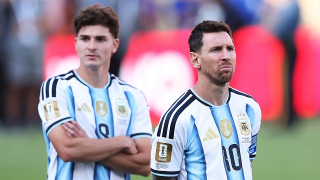 Referee Asks Messi to Control Paredes in World Cup Final