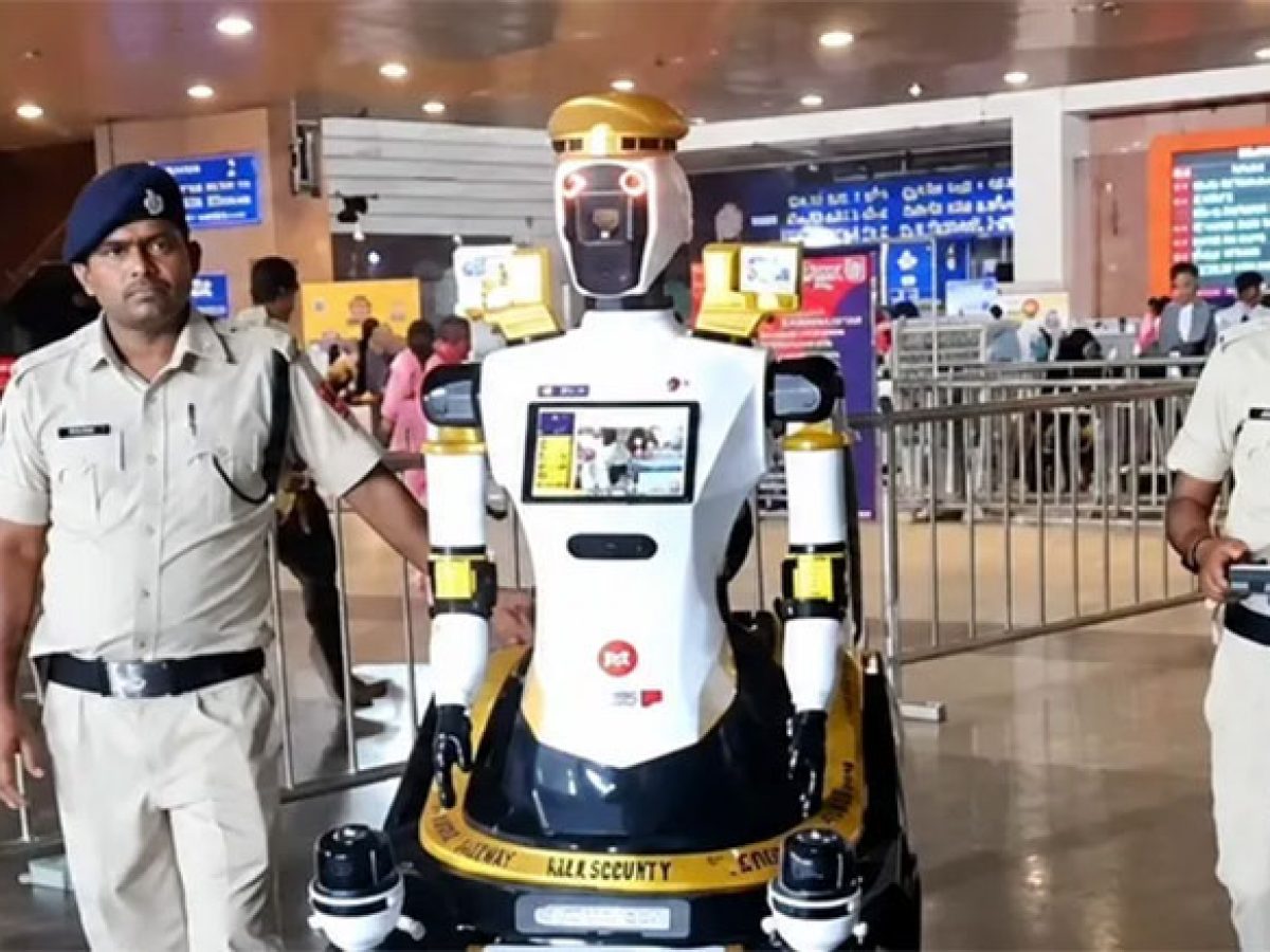 ரயில் நிலைய பாதுகாப்பு ரோந்து பணியில் ஈடுபடும் செயற்கை நுண்ணறிவு தொழில்நுட்பத்தில் இயங்கும் ரோபோ