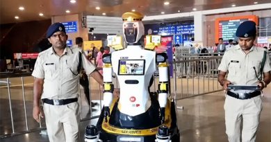 ரயில் நிலைய பாதுகாப்பு ரோந்து பணியில் ஈடுபடும் செயற்கை நுண்ணறிவு தொழில்நுட்பத்தில் இயங்கும் ரோபோ