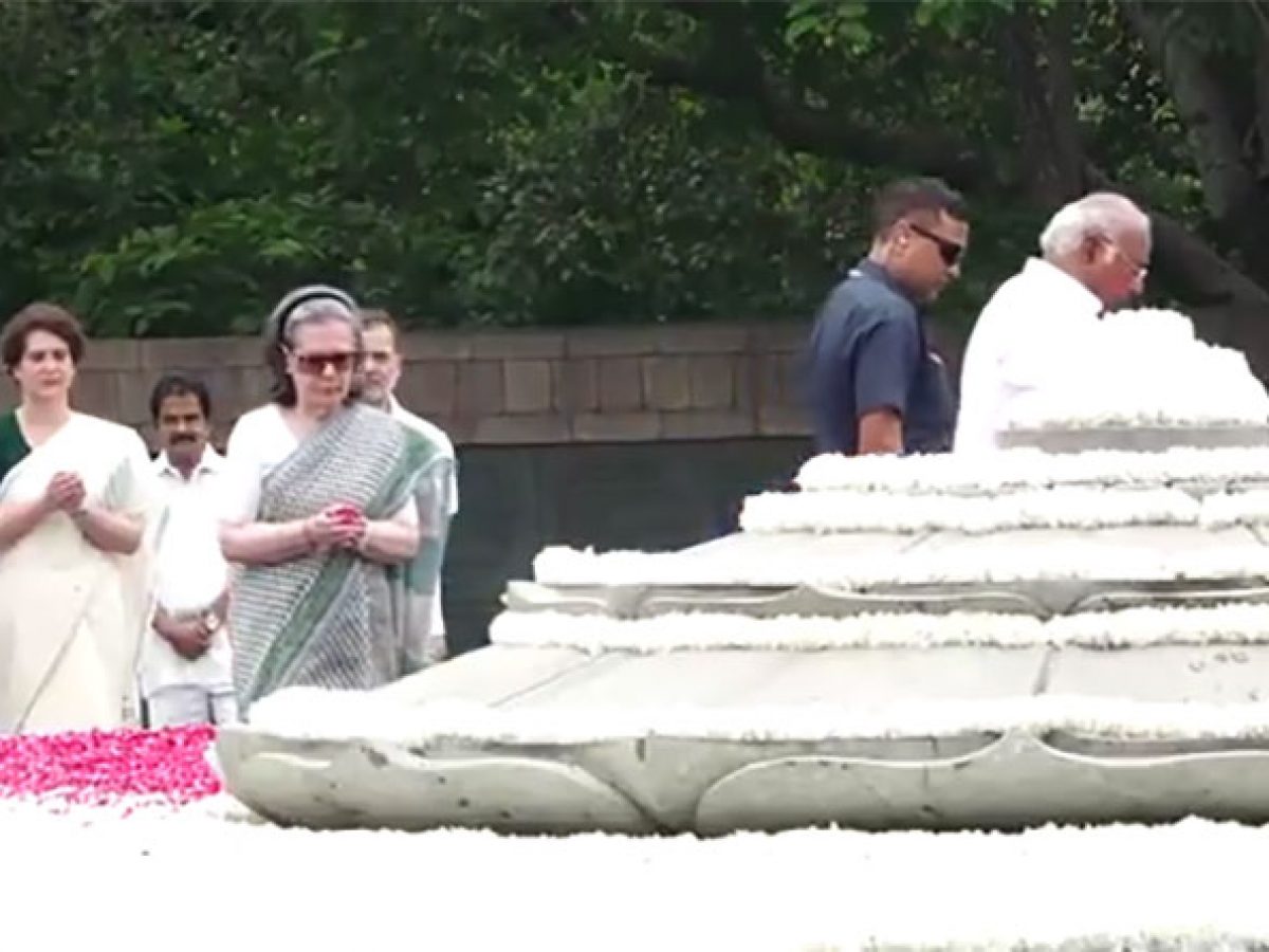 முன்னாள் பிரதமர் ராஜீவ் காந்தியின் 82 வது பிறந்தநாள் – சோனியா காந்தி உள்ளிட்ட காங்கிரஸ் தலைவர்கள் நினைவிடத்தில் மரியாதை
