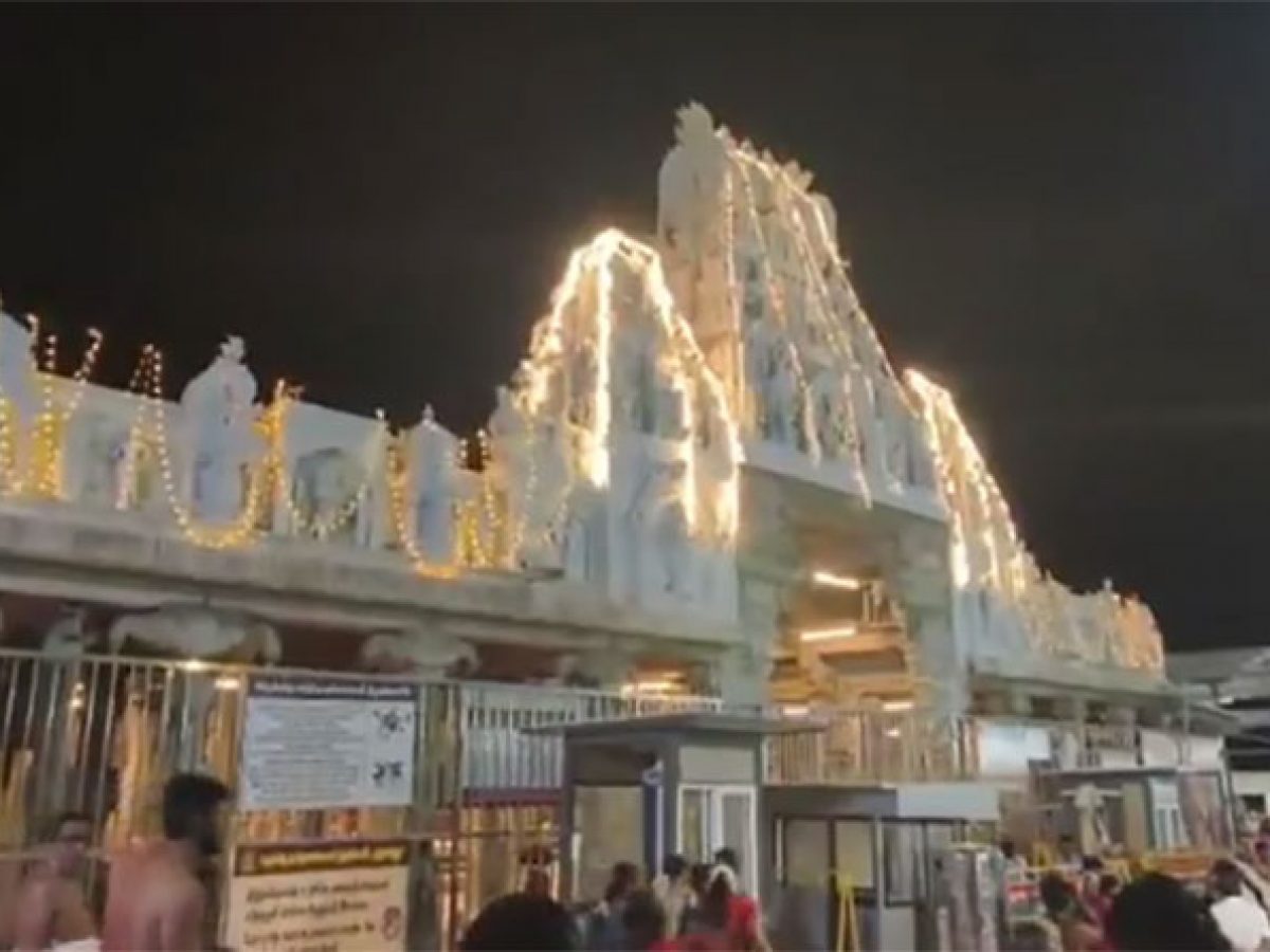 திருச்செந்தூர் சுப்பிரமணிய சுவாமி கோயிலில் ஆவணித் திருவிழா கொடியேற்றத்துடன் தொடங்கியது