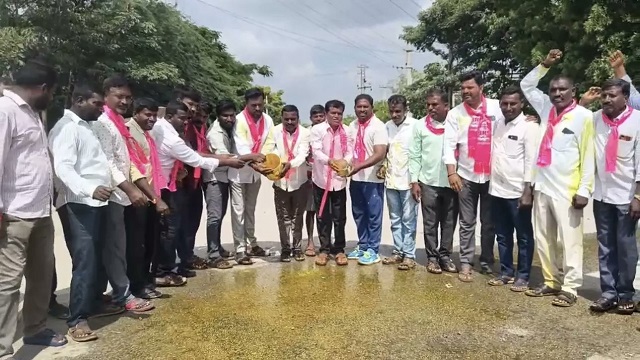 BRS Workers Use Turmeric Water in Purification Ritual at Congress Protest Site