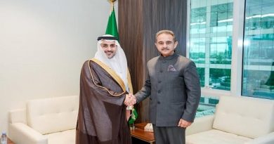 Indian Minister Meets Community in Saudi Arabia