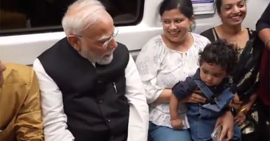டெல்லி மெட்ரோ ரயிலில் பயணித்து சக பயணிகளுடன் உரையாடிய பிரதமர் மோடி