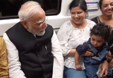 டெல்லி மெட்ரோ ரயிலில் பயணித்து சக பயணிகளுடன் உரையாடிய பிரதமர் மோடி
